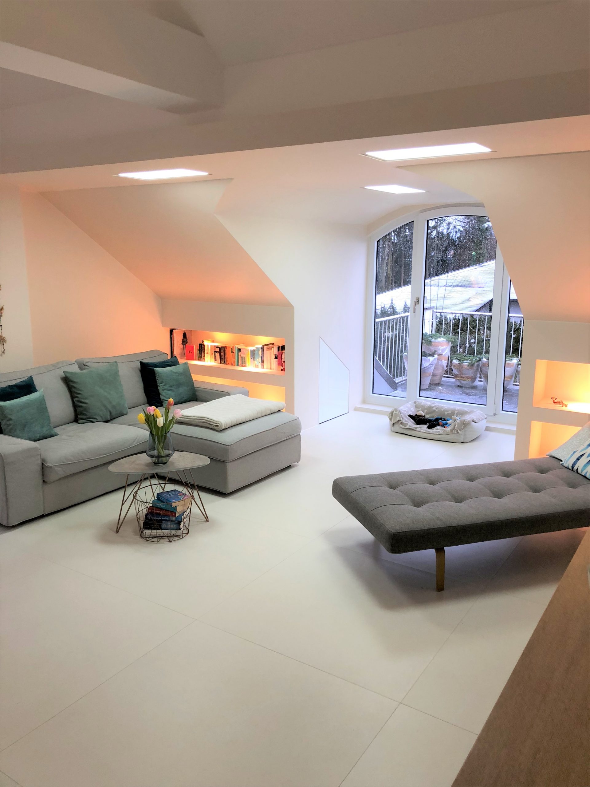 Mehr über den Artikel erfahren Topmoderne Dachgeschoßwohnung! in zentraler Lage nähe Ortskern Grünwald