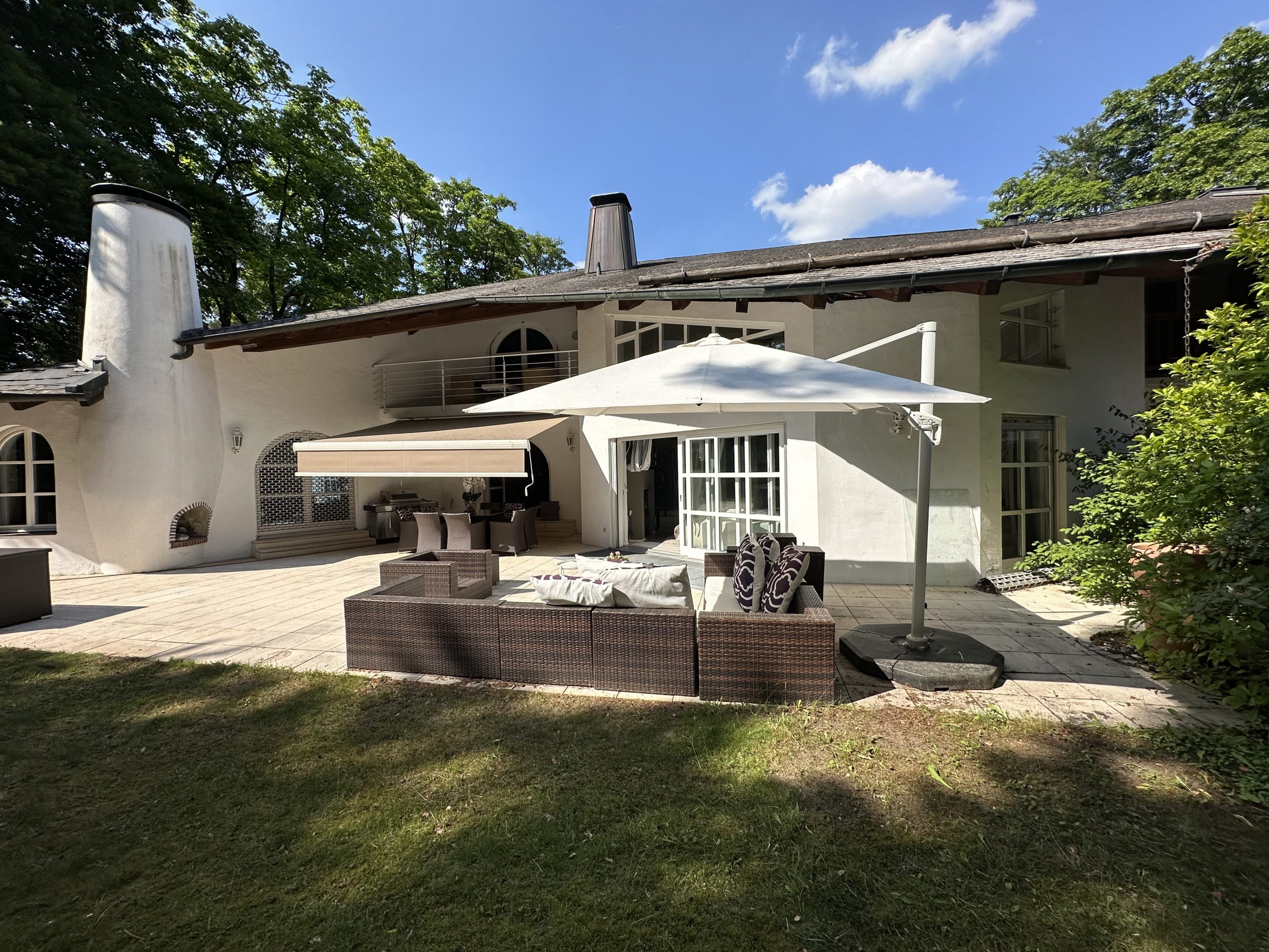 Read more about the article Walmdach-Villa mit Galerie in bester Lage am Grünwalder Forst