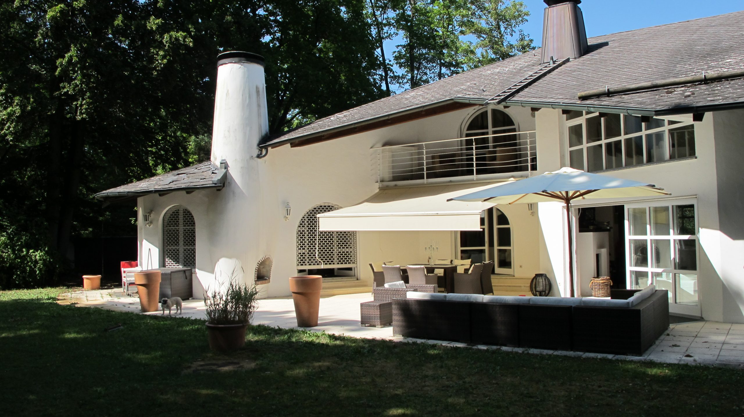 Read more about the article Walmdach-Villa mit Galerie in bester Lage am Grünwalder Forst