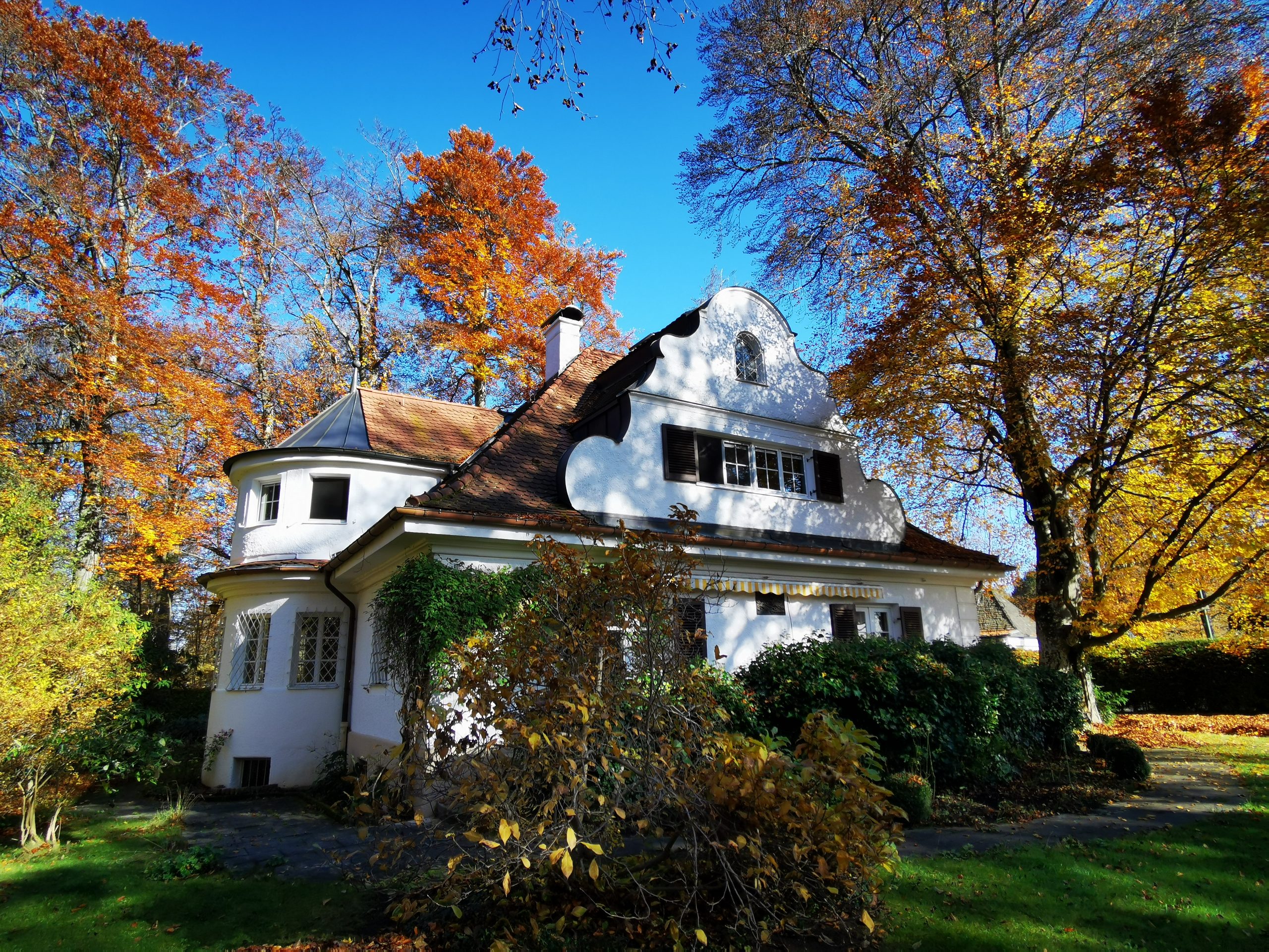 Read more about the article Das Altbaujuwel!  Einfamilienhaus auf großzügigem Grundstück direkt am Isarhochufer-Grünwald!