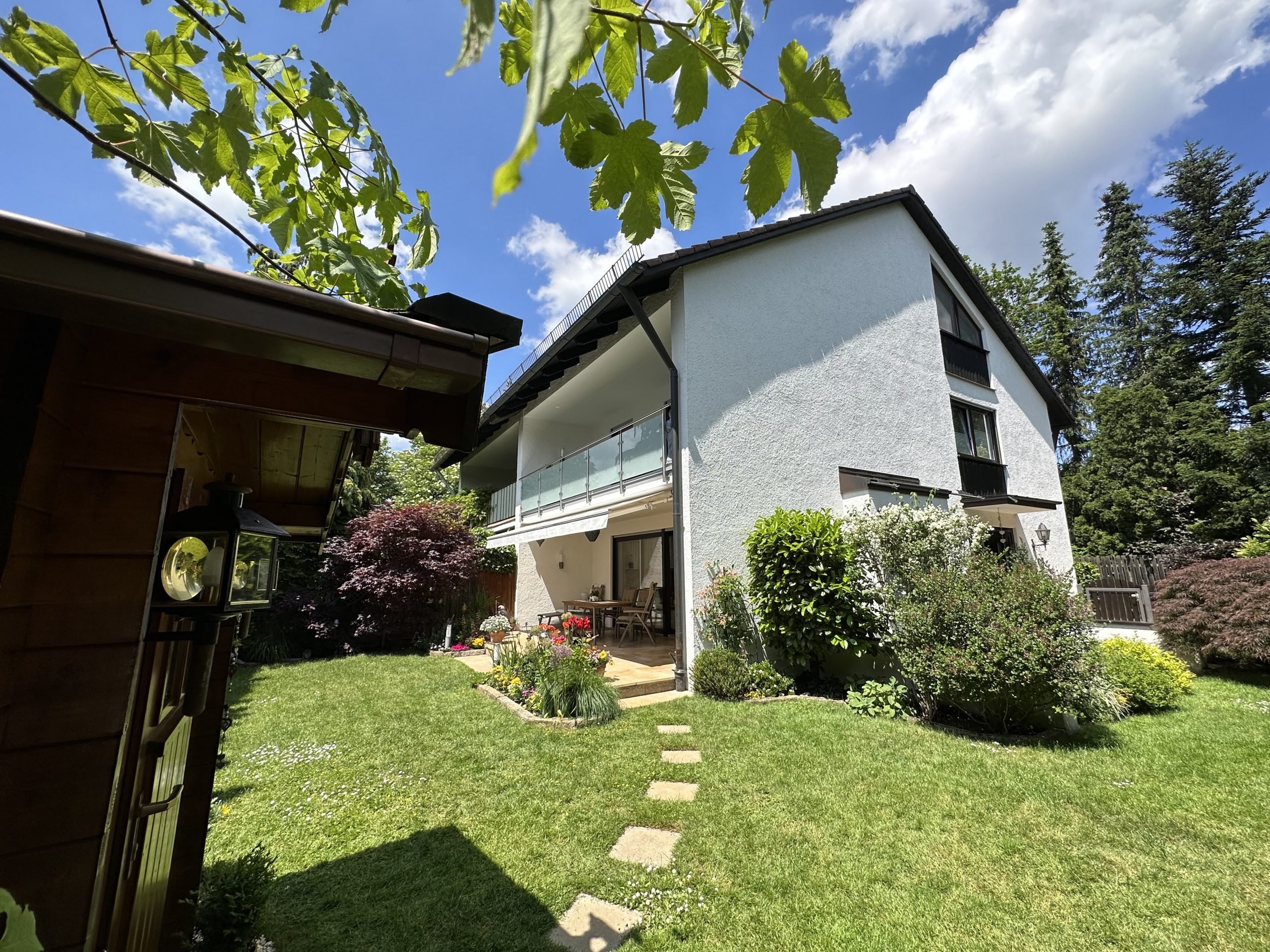 Read more about the article Das gemütliche Familienhaus!  Doppelhaushälfte in malerischem Grundstück Grünwald!