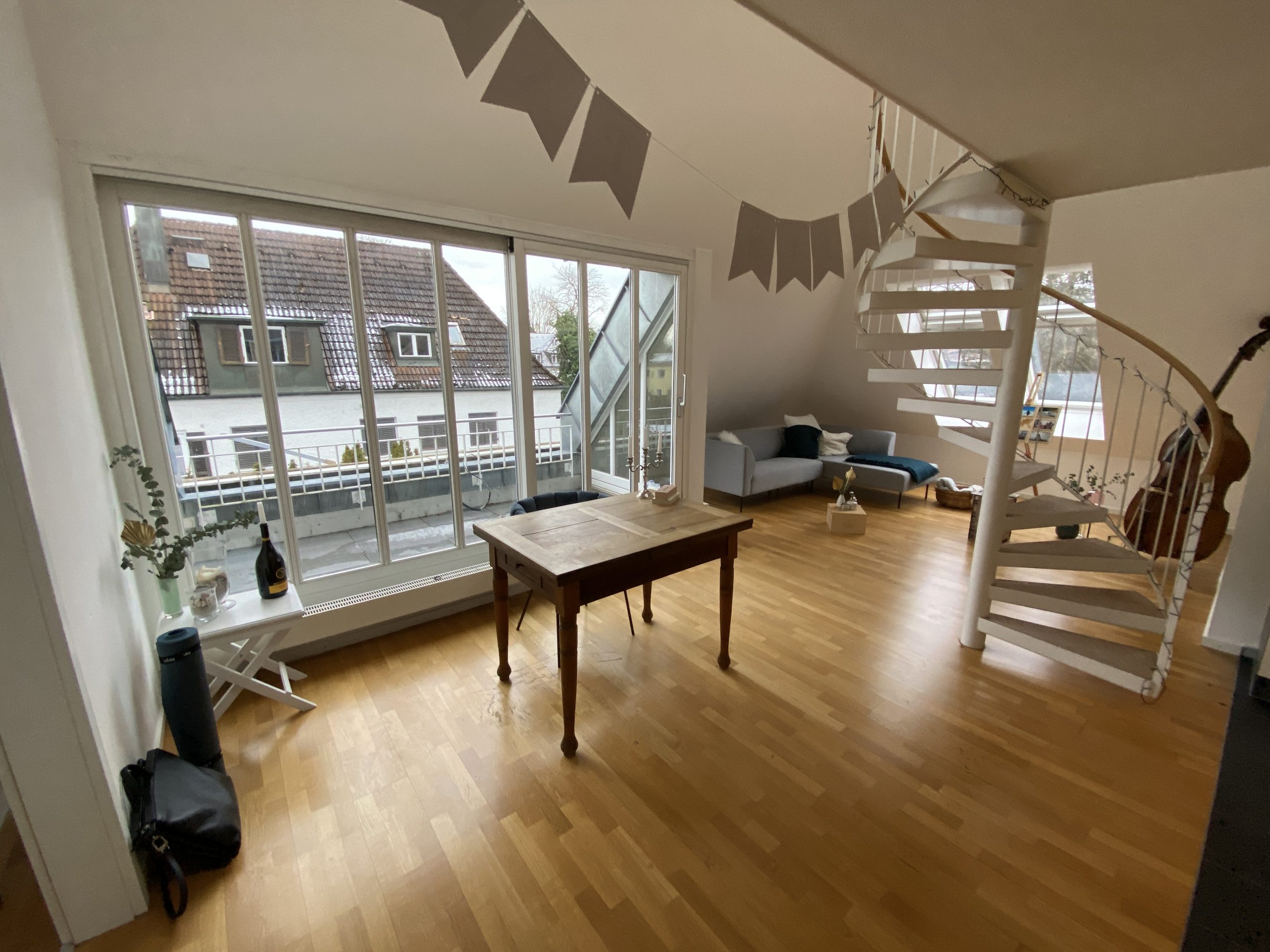 Mehr über den Artikel erfahren Wohnen über dem Tierpark! Dachgeschoss-Galerie-Wohnung in Traumlage München-Harlaching!