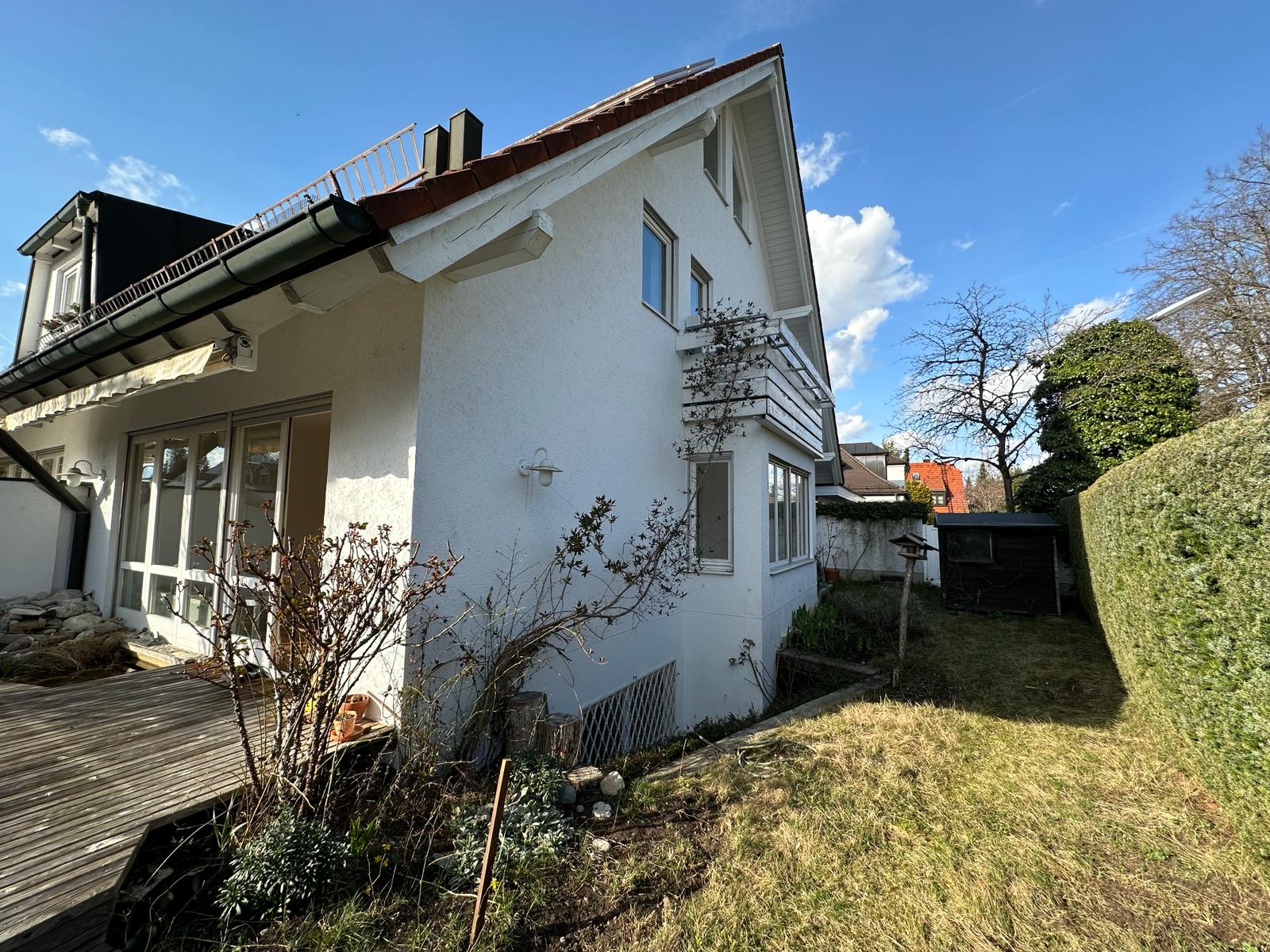 Mehr über den Artikel erfahren Schmuckstück am Waldrand! Ensemblehaus in ruhiger Lage Grünwald