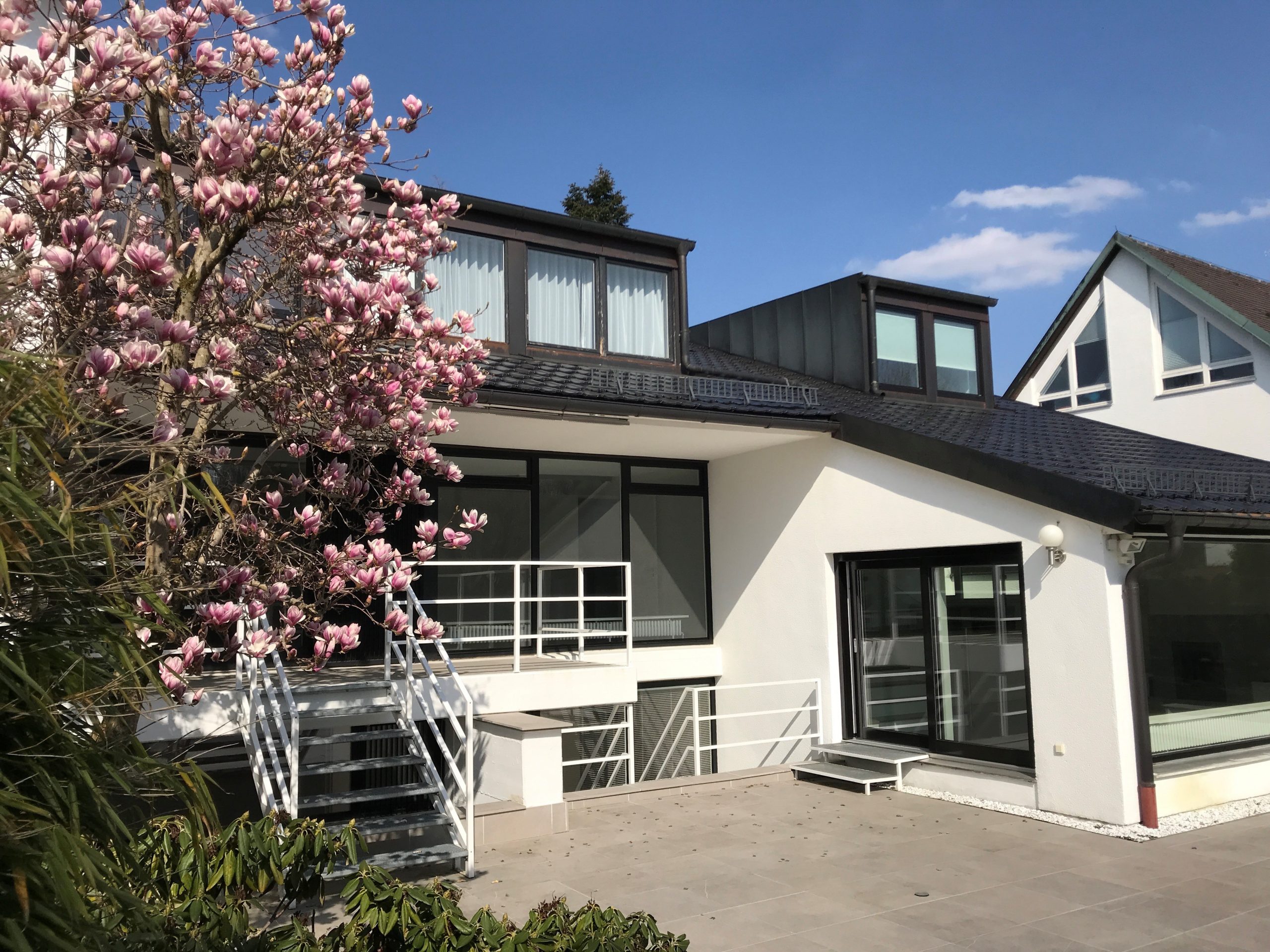 Mehr über den Artikel erfahren Wohnen und arbeiten unter einem Dach! Perfekte Villeneinheit für die ganze Familie und Homeoffice